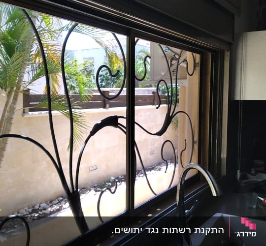חלון אלומיניום עם סורגים מעוצבים במטבח